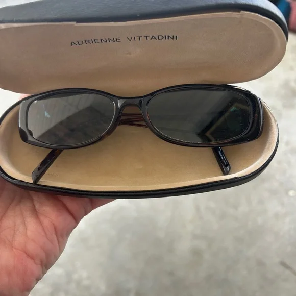 Adrienne Vittadini Black prescription Sunglasses with case - Picture 1 of 10
